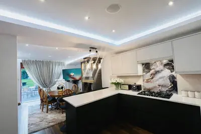 Image de Arnie’s \nStylish 5-bedroom home arranged over three floors.