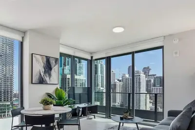 Image de Downtown High-Rise 2br w/ Pool + Balcony
