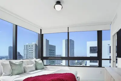 Image de Stylish 2br Condo | Pool, Gym & Skyline Views