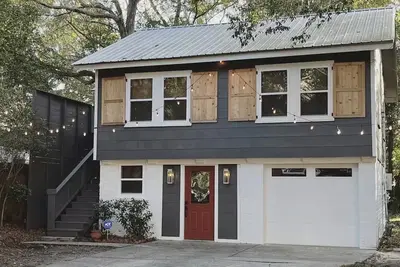 Image de Red Door Loft, Steps from Dauphin Street, Historic Mobile Boutique 2br
