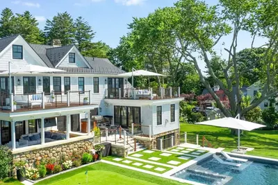 Image de Luxurious expansive villa in prestigious Watch Hill set on 5 acres