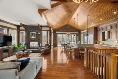 Image de Fortunato means \"the fortunate one. \" This former Full House Lottery Dream Home has a private theatre, spa bathroom with soaker tub & heated towel drawer, a wine room, double sided fireplace & a full bar. Lodge luxury in Windermere.