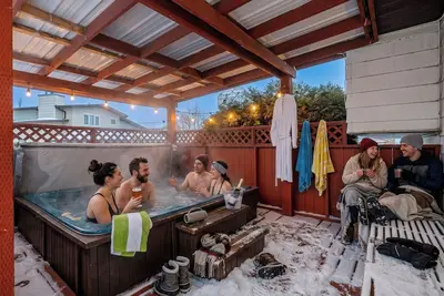Image de Renovated retreat in Ne Edmonton with a hot tub, sauna, Pac-Man & Street Fighter arcade, home theater with projector & popcorn machine. 16 min to downtown, 8 min to Rundle Park golf. Built for families, friend groups & celebrations up to 13 guests.