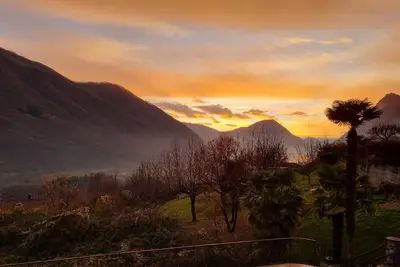 Image de 2 bed apartment (Glicine) balcony, shared pool, Bbq, mountain and lake views.