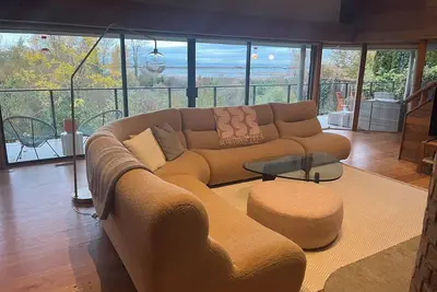 Image de Beautiful west coast 4 bdrm home w/ view, close to Ubc, airport and city center