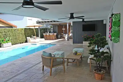 Image de Tropical Flamingo Villa – Private Heated Pool Retreat for 8 Guests