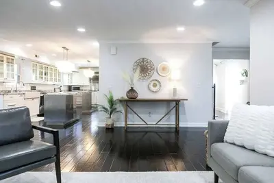 Image de Cozy Home w/ Pool + Chefs kitchen in Prime Area