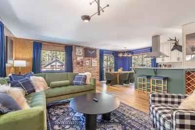 Image de Donner Lake Outpost: Hot Tub, Game Room, Walk to Beach