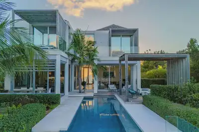 Image de 4bdrm Luxury Canal-Front Villa in Leeward  Private Dock Pool Paradise