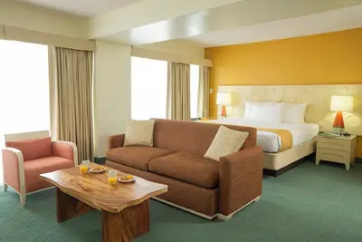 Image de Prime Waikiki Location Near Beach with Pool Access, Dining & Shopping Nearby