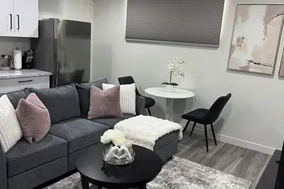 Image de Velvet&Rose|Elegant Private 2br Suite|Free Parking|Wi-Fi