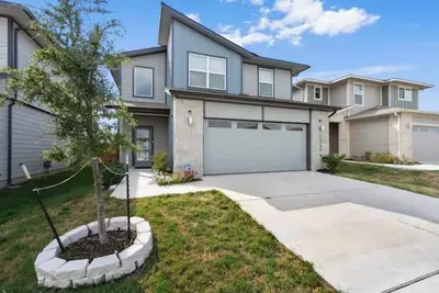 Image de 10 Mi to Dtwn Austin Home w/ Pool Access +Backyard