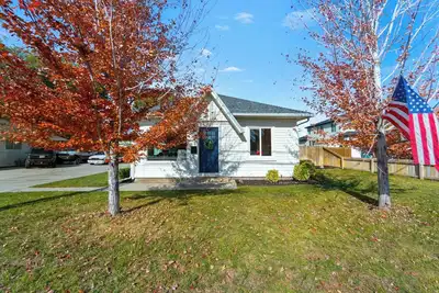 Image de Cozy Remodeled fam 3-bedroom cottage in delightful Sandy w/office area & laundry