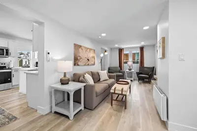 Image de Spacious 3 Bdrm Haven - Steps to Downtown Ch'town
