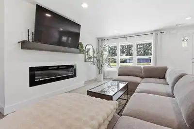 Image de Modern, fully updated 4-Br house in cul-de-sac