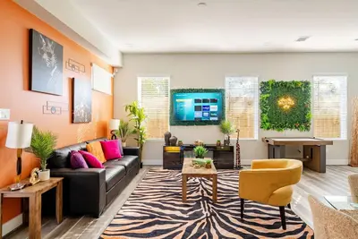 Image de New Safari-Themed Unique Retreat | Game Table