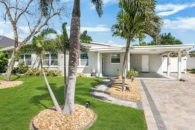 Beachside 3br w/ New Hot Tub & Huge Backyard