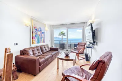 Seafront Bay 3br Apartment with Terrace & Sea View