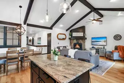 Image de Walk to Town and Lake, 4 King Beds, Game Room