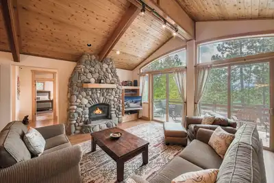 Image de Monthly Lease - Shadow Leaf at Tahoe Donner by Tahoe Getaways - Pet-Friendly 4br
