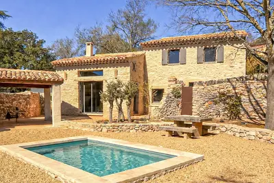 Image de Maison en pierre avec piscine