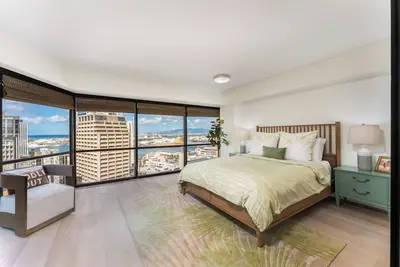 Image de 🌺 Pacific Skyline Hideout | Ocean & Harbor Views + Free Parking