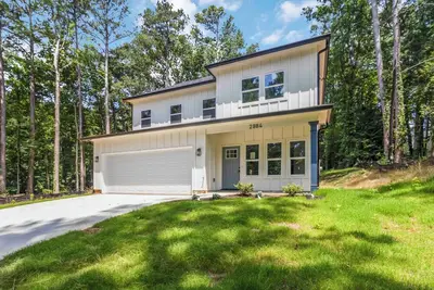 Image de Luxurious New Construction 4-bedroom house in charming Decatur