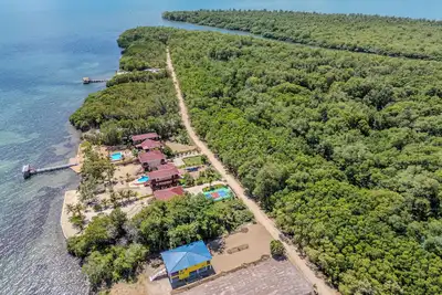 Image de Family friendly beach front two-bedroom home with Ac