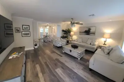 Image de Enjoy an exquisitely decorated lake house with luxury furnshings and bedding