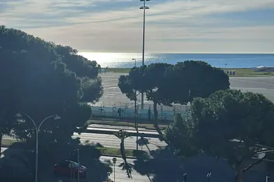 Apparemment entièrement équipé Nice