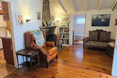 Image de Historic cottage with patio, games, walk to beach & dog-friendly fenced yard