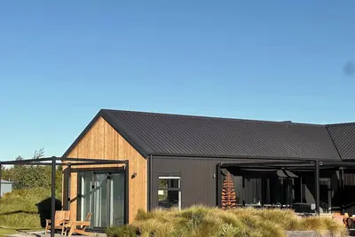 Image de Marlos Bach- Large Modern 4-Bedroom Retreat – King Beds, Bbq Patio, Walk to Lake