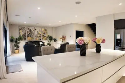 Image de Modern Luxury Estate, 4 Ensuite Rooms, Comfort, Convenient, Secure, Near Airport
