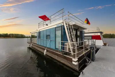 Image de Floatinghouse Topas: 44 m² houseboat with lake view, wood-burning stove & terrace