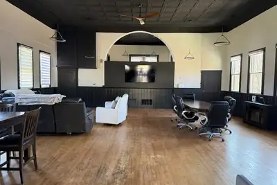 Image de Historic Grand Loft Pittsburgh - unique - sleeps 8