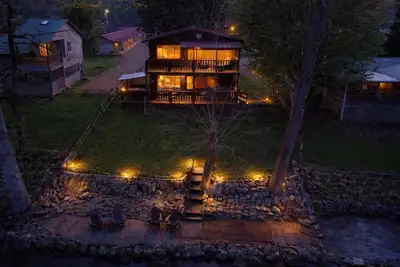 Hazel's Hideaway -Private riverfront 3 bed 2 bath cabin with hot tub!