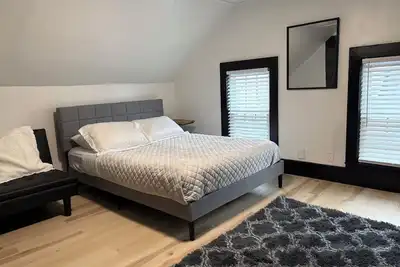 Image de 2-Bedroom Apt w/ 3 Beds ~ Washer/Dryer & Parking!