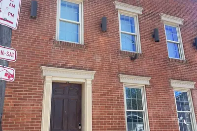 Image de Mod Haven: Chic Townhouse w/ Unique Art & Cozy Spaces: short walk to city center