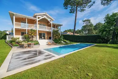 Image de Belle villa familiale avec piscine privée + jardin