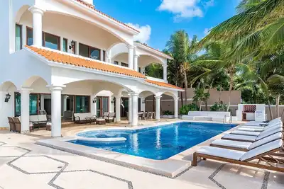 Image de Hacienda Caracol: Peaceful 10-bedroom beachfront villa with chef and pool