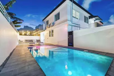 Image de Luxe Black & White Guest House w/ Pool & Generator
