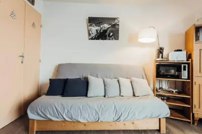 Image de Studio avec balcon et parking, local à skis