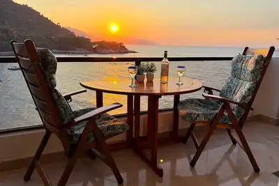 Image de Welcome to a Slice of Paradise! Oceanfront, Beach Access, Quiet, Sunset Views