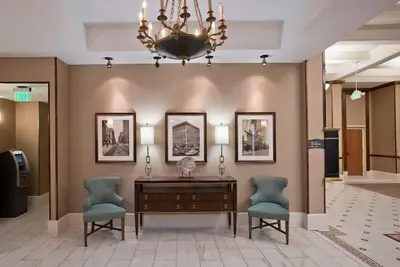 Chic 2br King | Free Breakfast, Gym & Social Hour