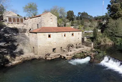 Image de Moulin à eau centenaire sur la plage de la rivière by Portugal Active
