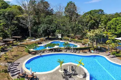 Image de Tropical 2br Oasis | Gated Community + Fast WiFi