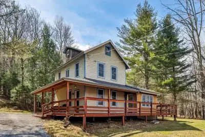 Hunter Mountain Home with Fire Pit & Deck