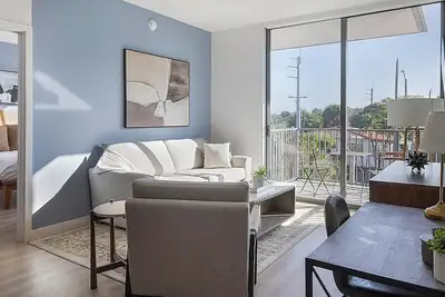 Image de Landing | Chic 2bd, Game Room, Yoga Studio