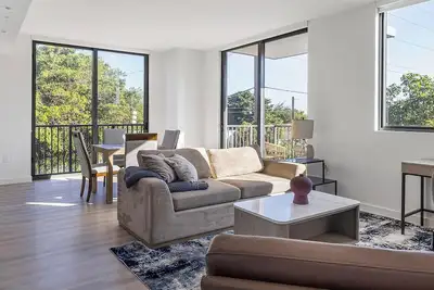Image de Landing | Stylish 2bd, Yoga Studio, Game Room