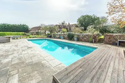 Image de West Sussex Country House with Swimming Pool and Tennis Court